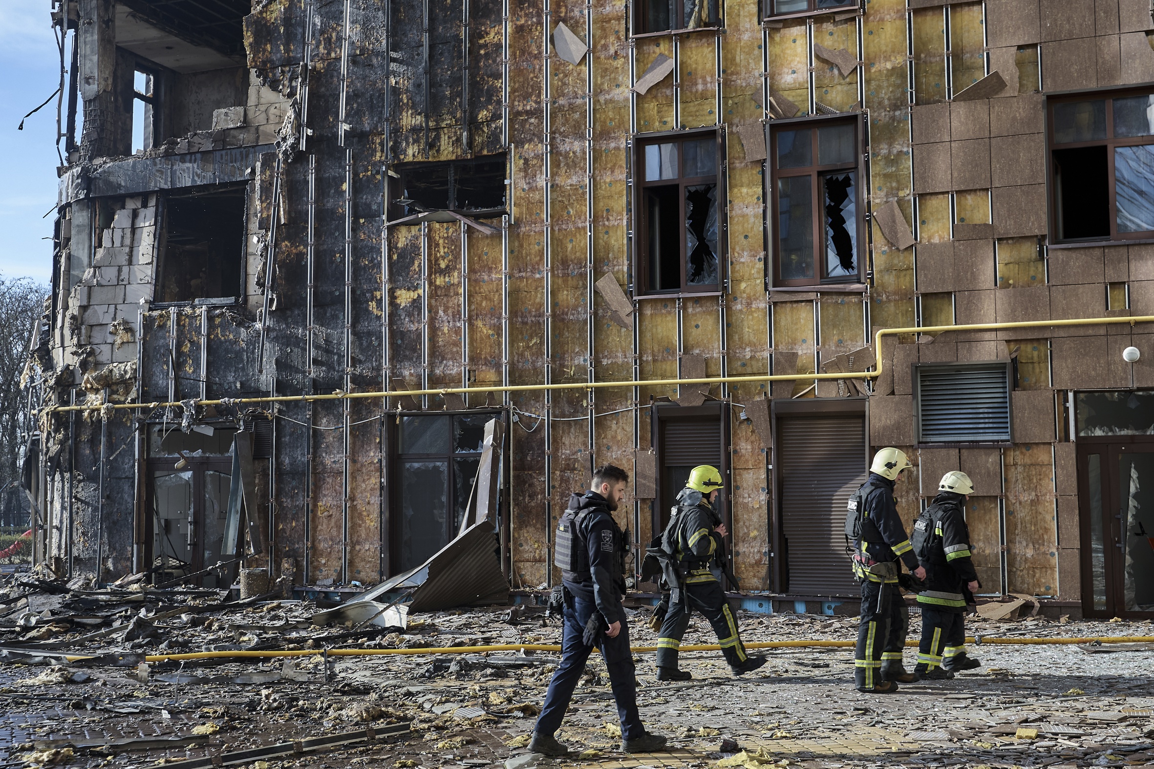 Operaris d'emergència inspeccionen un edifici destruït per un atac amb drons rus a Khàrkiv, a Ucraïna, dijous de la setmana passada (fotografia: Serguei Kozlov/Efe).