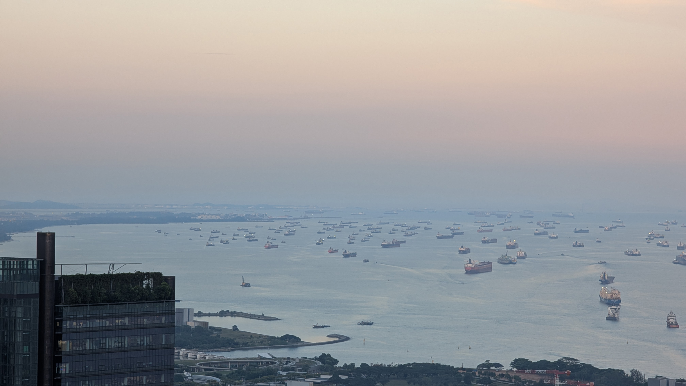 Vista de l'estret de Malaca de Singapur estant, la setmana passada (fotografia: Remy Osman/Efe).