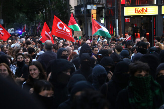 Càrregues i llançaments d’objectes contra la línia policíaca que protegeix el consolat d’Israel a Barcelona