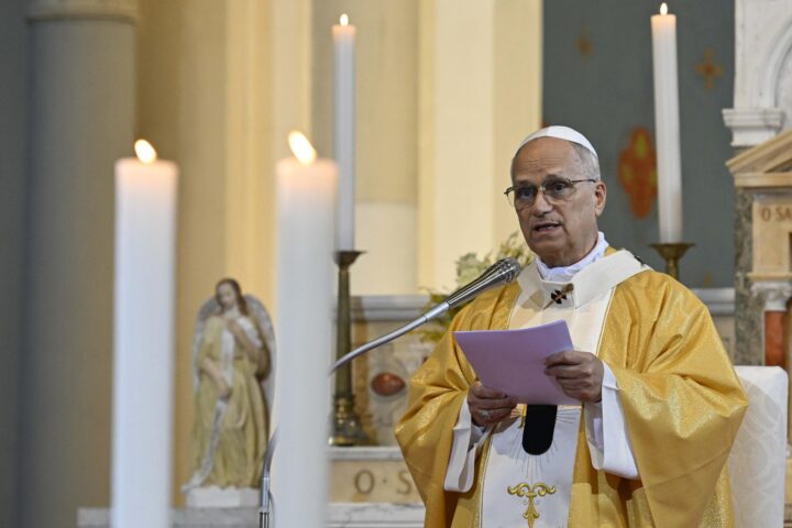 El papa Lleó XIV, durant una missa a la basílica de Sant Agustí d'Annaba, a Algèria, abans-d'ahir (fotografia: Premsa del Vaticà/Efe).