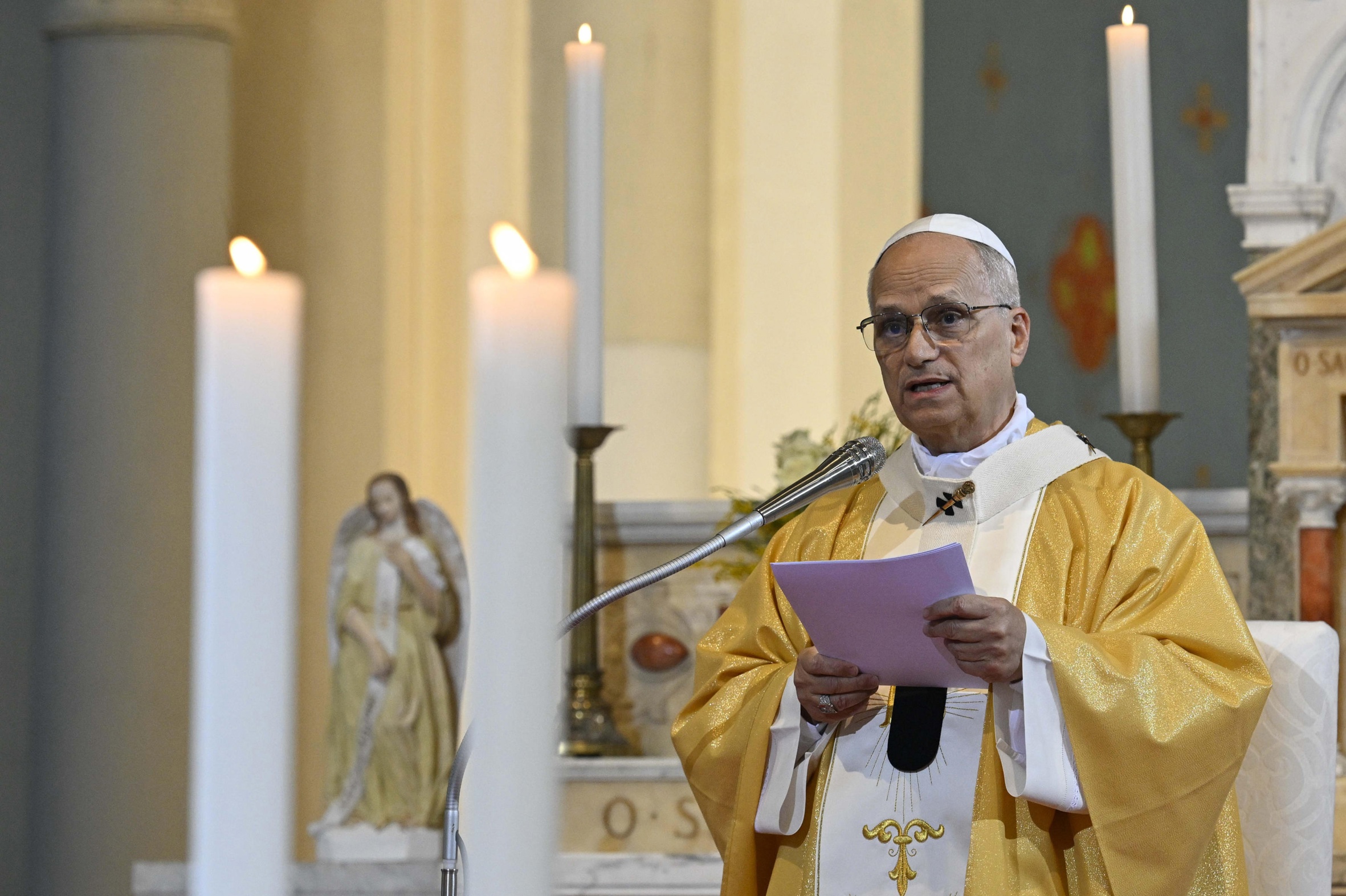El papa Lleó XIV, durant una missa a la basílica de Sant Agustí d'Annaba, a Algèria, abans-d'ahir (fotografia: Premsa del Vaticà/Efe).