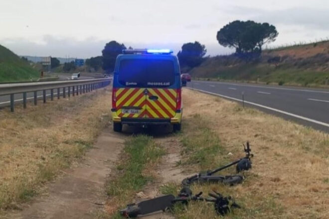 Dos detinguts per llançar pedres als vehicles a la A-2 i fugir amb patinet contra direcció