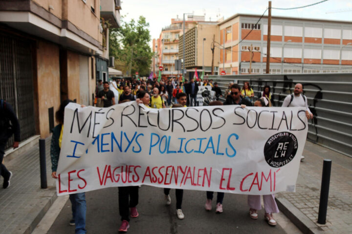 Un moment de la protesta dels ensenyants, ahir a l'Hospitalet de Llobregat (fotografia: ACN / Àlex Recolons).