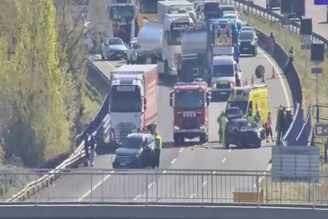 Més de quinze quilòmetres de retencions a la AP-7 a causa d’un accident a Llinars del Vallès