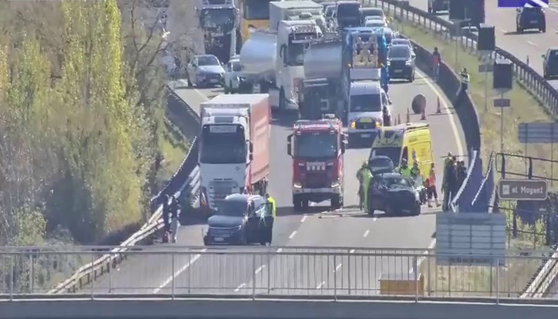 Imatge de l'accident a l'AP-7 a Llinars del Vallès (Vallès Oriental).