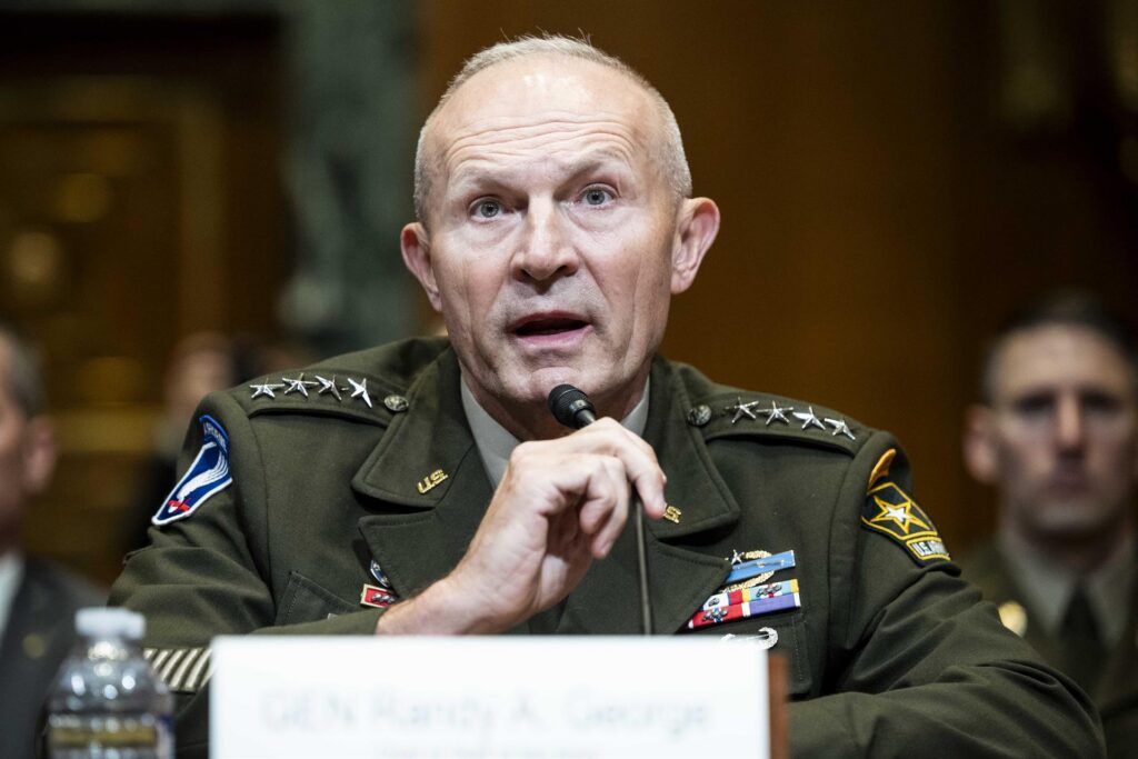 L’ex-cap de l’Estat Major dels EUA reclama “dirigents valents” després de deixar el càrrec