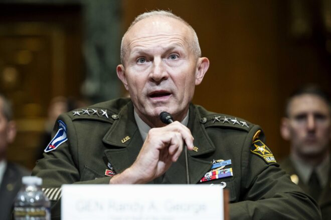 L’ex-cap de l’Estat Major dels EUA reclama “dirigents valents” després de deixar el càrrec