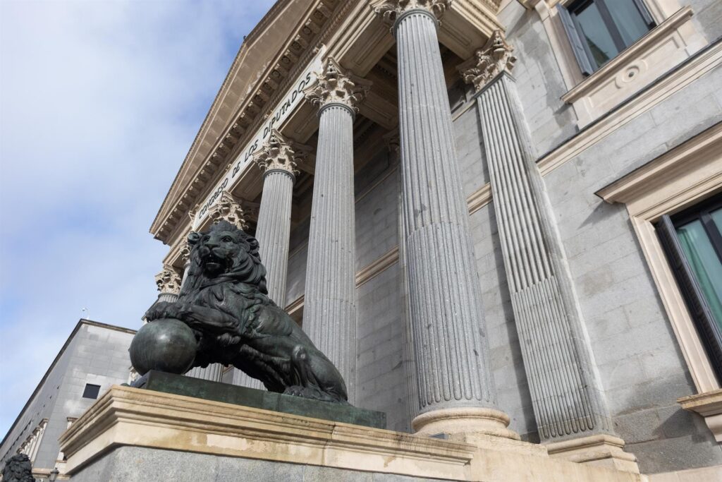 El PSOE s’alinea amb PP i Vox i veta una comissió al congrés espanyol sobre els abusos al servei militar