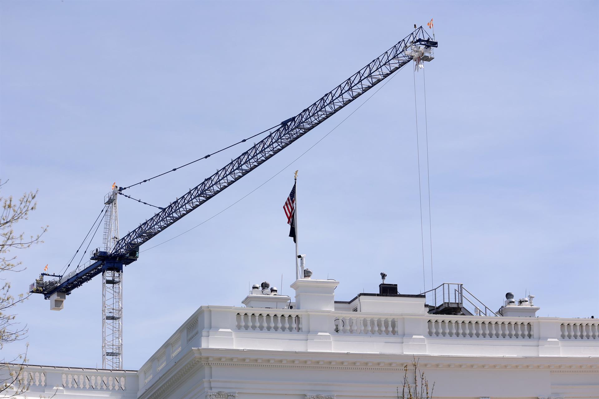 Una grua en la construcció del nou saló de ball de la Casa Blanca a Washington DC, EUA