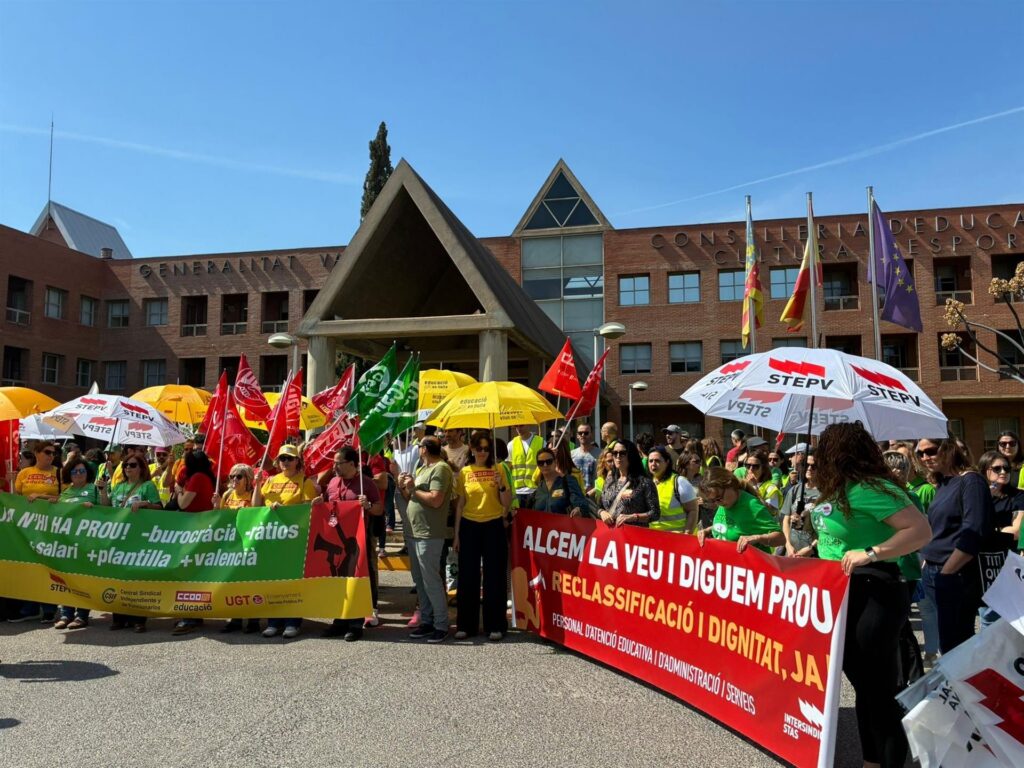 Els sindicats educatius adverteixen d’una vaga indefinida al País Valencià a partir del maig