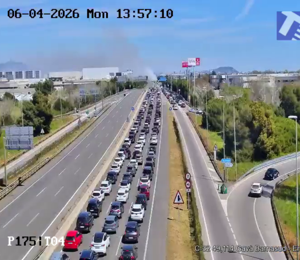 Dos accidents col·lapsen la AP-7 i la A-3 amb llargues retencions a la Safor i Requena