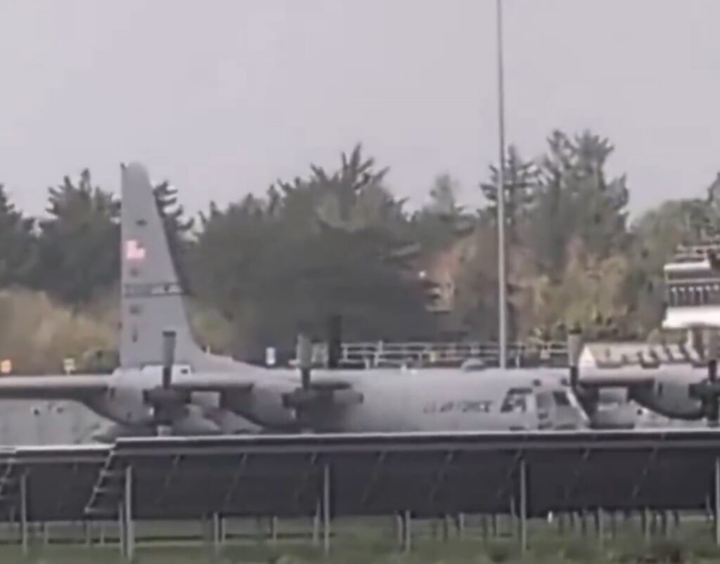 [VÍDEO] Detenen un home per fer malbé un avió militar dels EUA en un aeroport irlandès