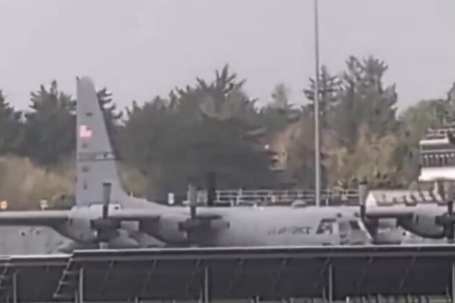 [VÍDEO] Detenen un home per haver fet malbé un avió militar dels EUA en un aeroport irlandès