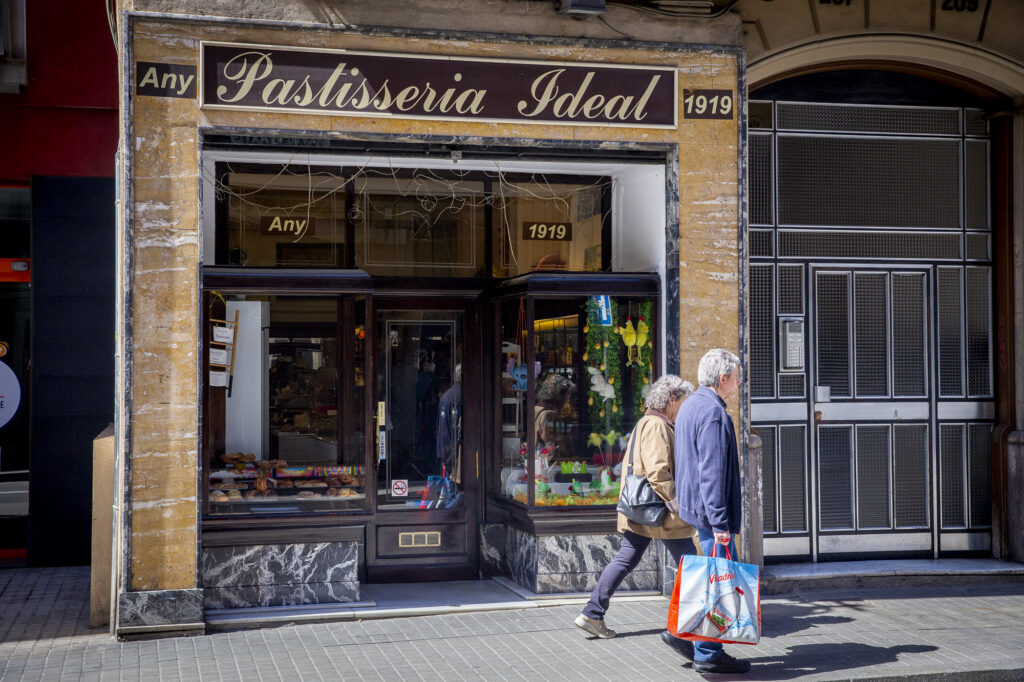 La Pastisseria Ideal busca relleu per a continuar fent les postres de sempre