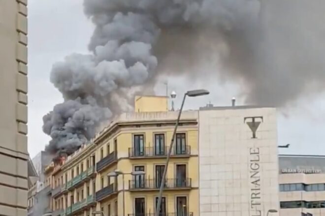 [VÍDEO] Un incendi al terrat de l’Hotel Pulitzer causa una gran columna de fum