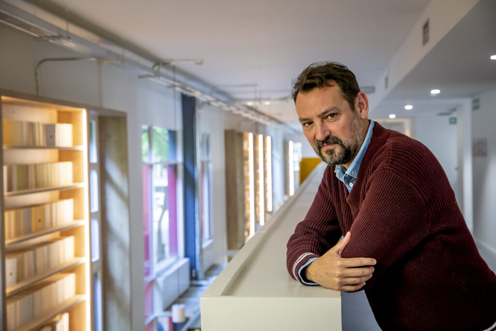 Òscar Andreu: “El dol és haver detectat que la llengua del meu pare es fa servir per esborrar la de la meva mare”