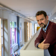 Òscar Andreu: “El dol és haver detectat que la llengua del meu pare es fa servir per esborrar la de la meva mare”