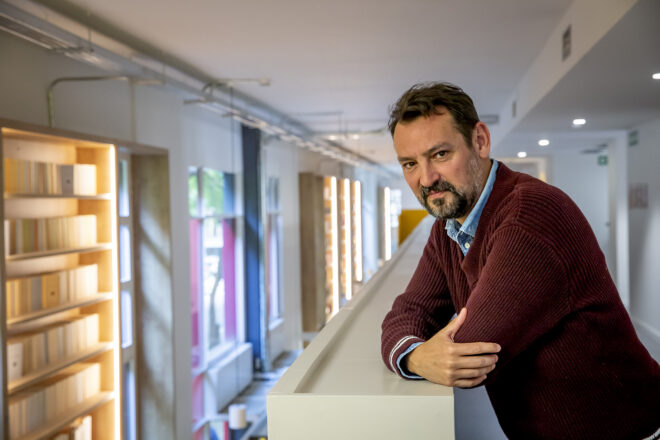 Òscar Andreu: “El dol és haver detectat que la llengua del meu pare es fa servir per esborrar la de la meva mare”