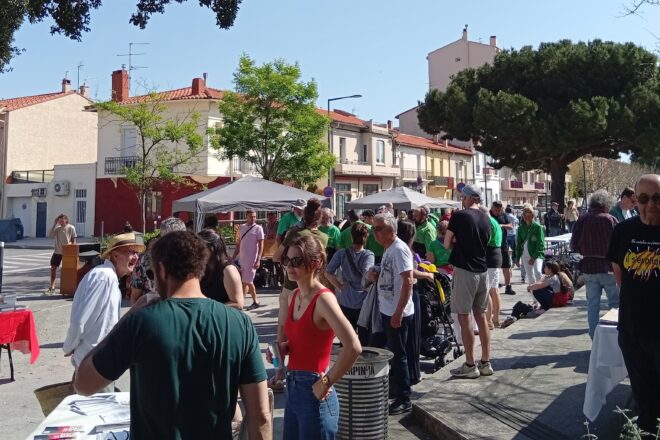 Perpinyà viu un Sant Jordi alternatiu que uneix la defensa del català amb l’oposició cultural a l’extrema dreta