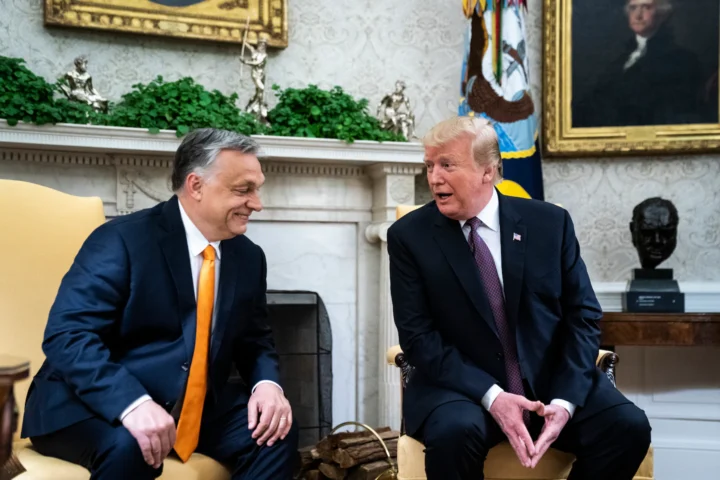 L'ex-primer ministre hongarès, Viktor Orbán, i el president dels Estats Units, Donald Trump, durant una trobada a la Casa Blanca l'any 2019, durant la primera legislatura de Trump. El suport entusiasta del govern Trump no impedí que Orbán fou derrotat amb contundència a les eleccions hongareses de diumenge proppassat (fotografia: Jabin Botsford/The Washington Post).