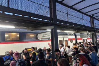 Passatgers de RENFE, abandonats a l'estació de Viladecans (Baix Llobregat) dilluns a la nit.