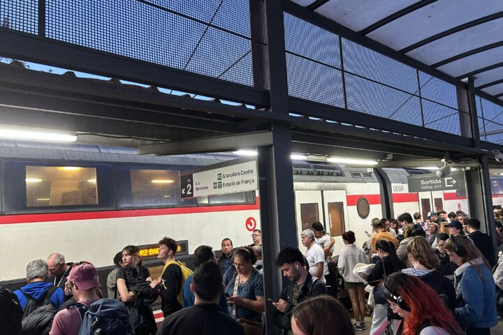 Passatgers de RENFE, abandonats a l'estació de Viladecans (Baix Llobregat) dilluns a la nit.