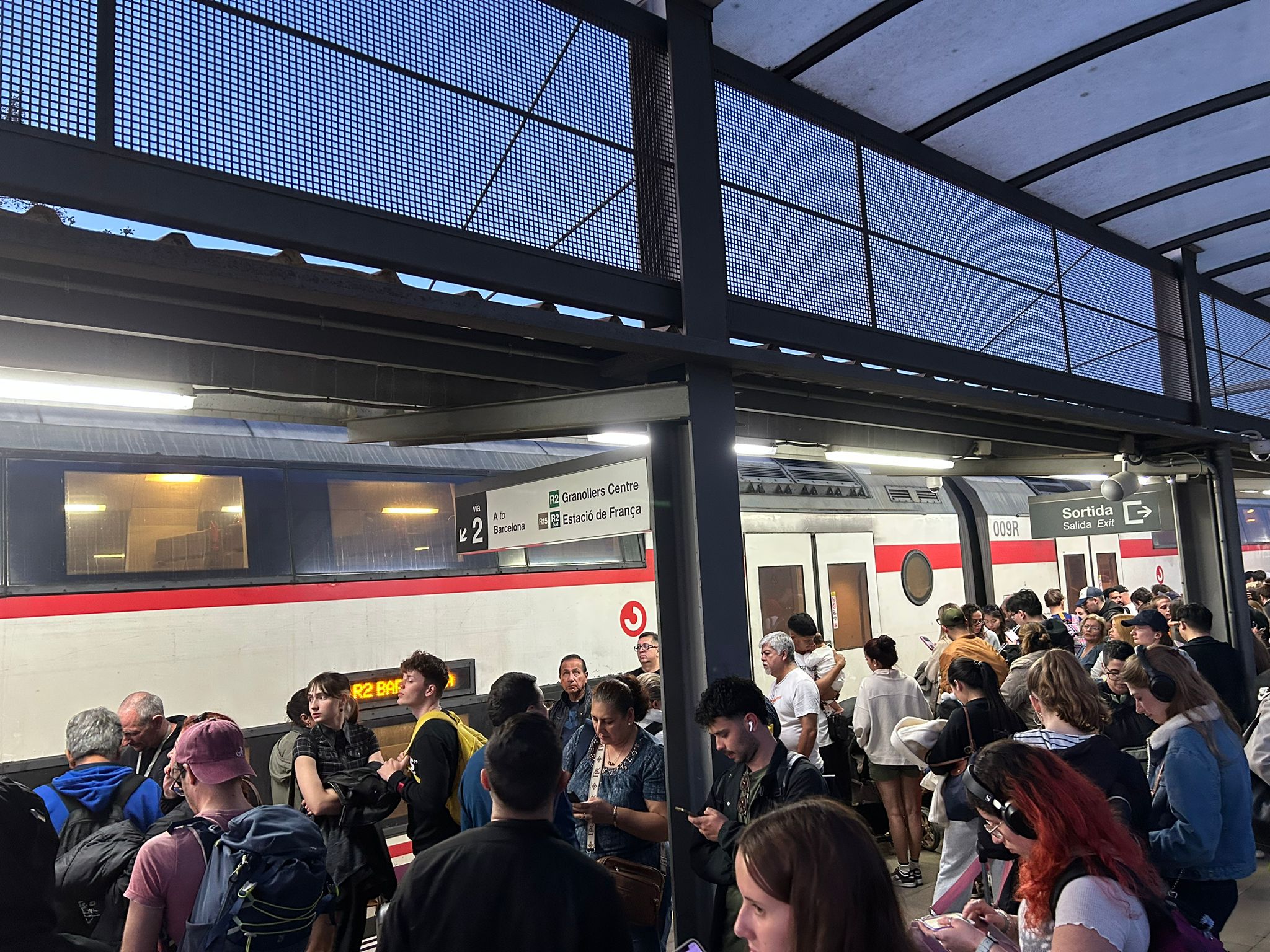Passatgers de RENFE, abandonats a l'estació de Viladecans (Baix Llobregat) dilluns a la nit.