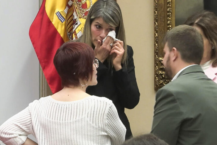 Maribel Vilaplana i els diputats Alberto Ibáñez i Águeda Micó en acabar l'interrogatori (fotografia EFE / Juan Yagüe)