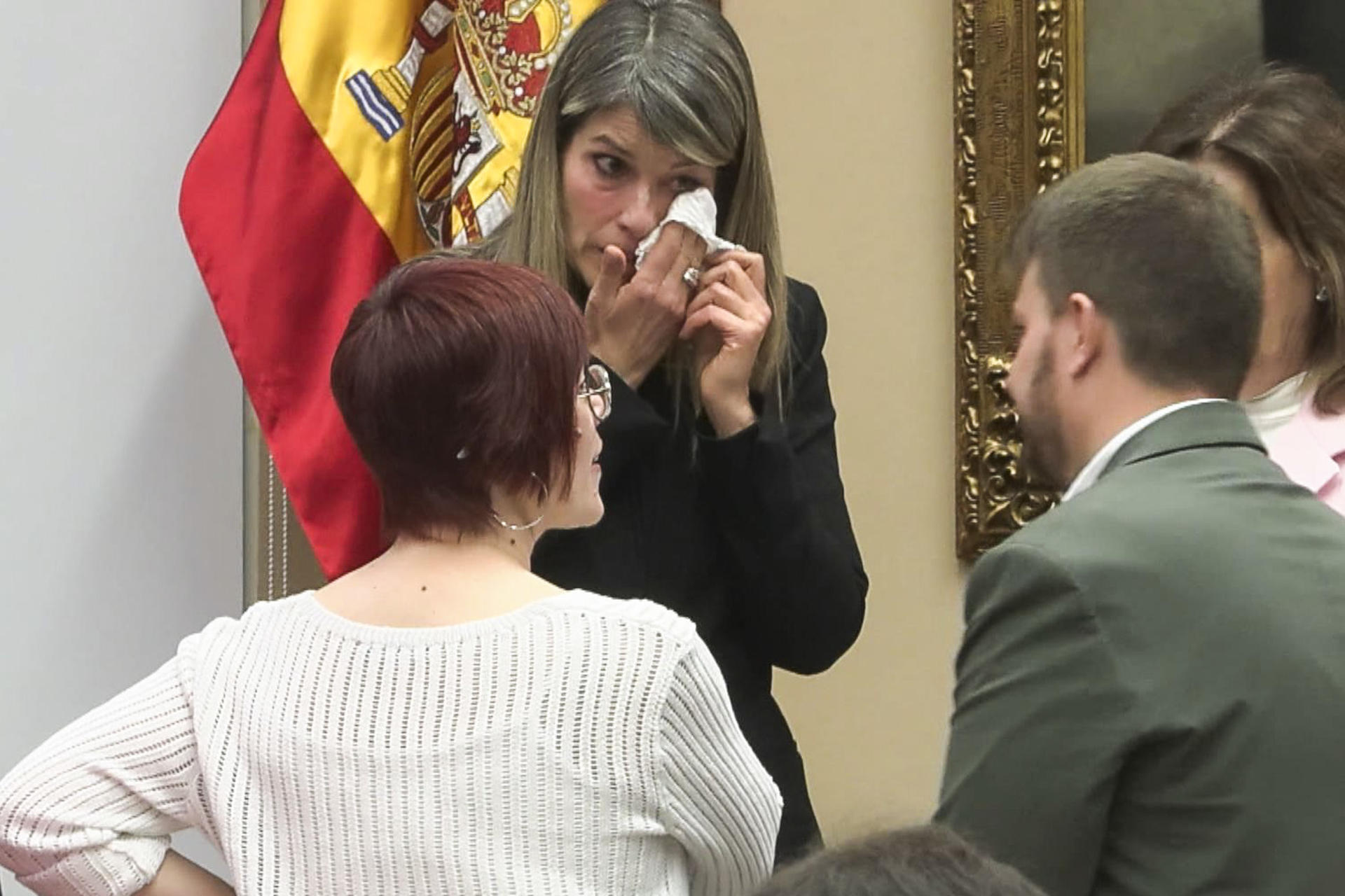 Maribel Vilaplana i els diputats Alberto Ibáñez i Águeda Micó en acabar l'interrogatori (fotografia EFE / Juan Yagüe)