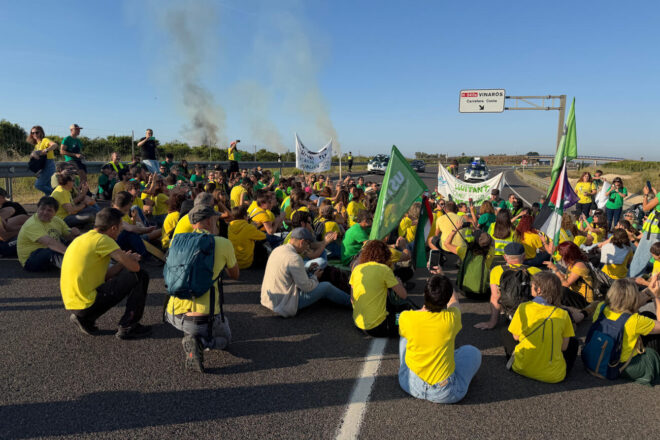 Un centenar de docents tallen la N-240 a Tarragona