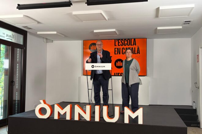 Òmnium denuncia la manca d’implicació de departaments del govern en el Pacte Nacional per la Llengua