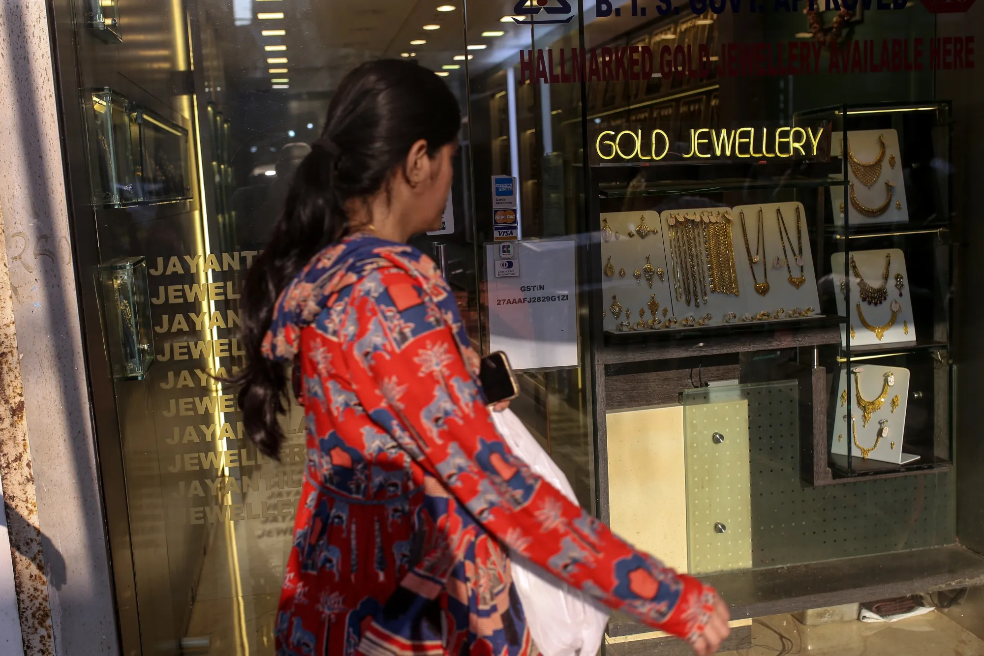 Joies d'or a la vitrina d'una joieria a l'Índia (fotografia: Dhiraj Singh/Bloomberg).