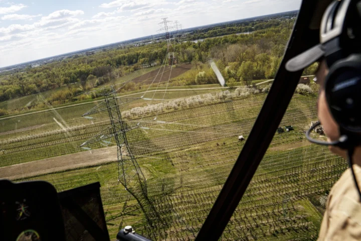 Un helicòpter Robinson R66 sobrevola unes línies d'alta tensió entre la central de Kozienice i Varsòvia durant una missió de reconeixement, aquest abril (fotografia: Damian Lemanski/Bloomberg).