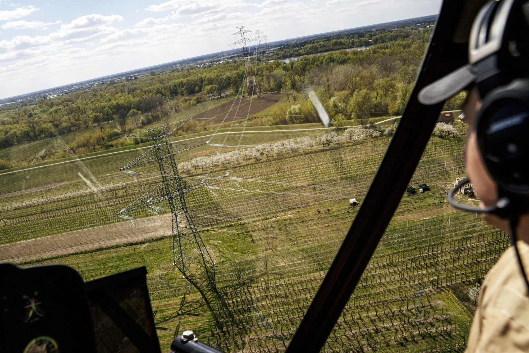 Un helicòpter Robinson R66 sobrevola unes línies d'alta tensió entre la central de Kozienice i Varsòvia durant una missió de reconeixement, aquest abril (fotografia: Damian Lemanski/Bloomberg).