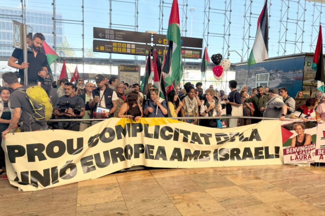 Aterren a Barcelona una vintena d’activistes catalans de la Flotilla, que denuncien la violència d’Israel