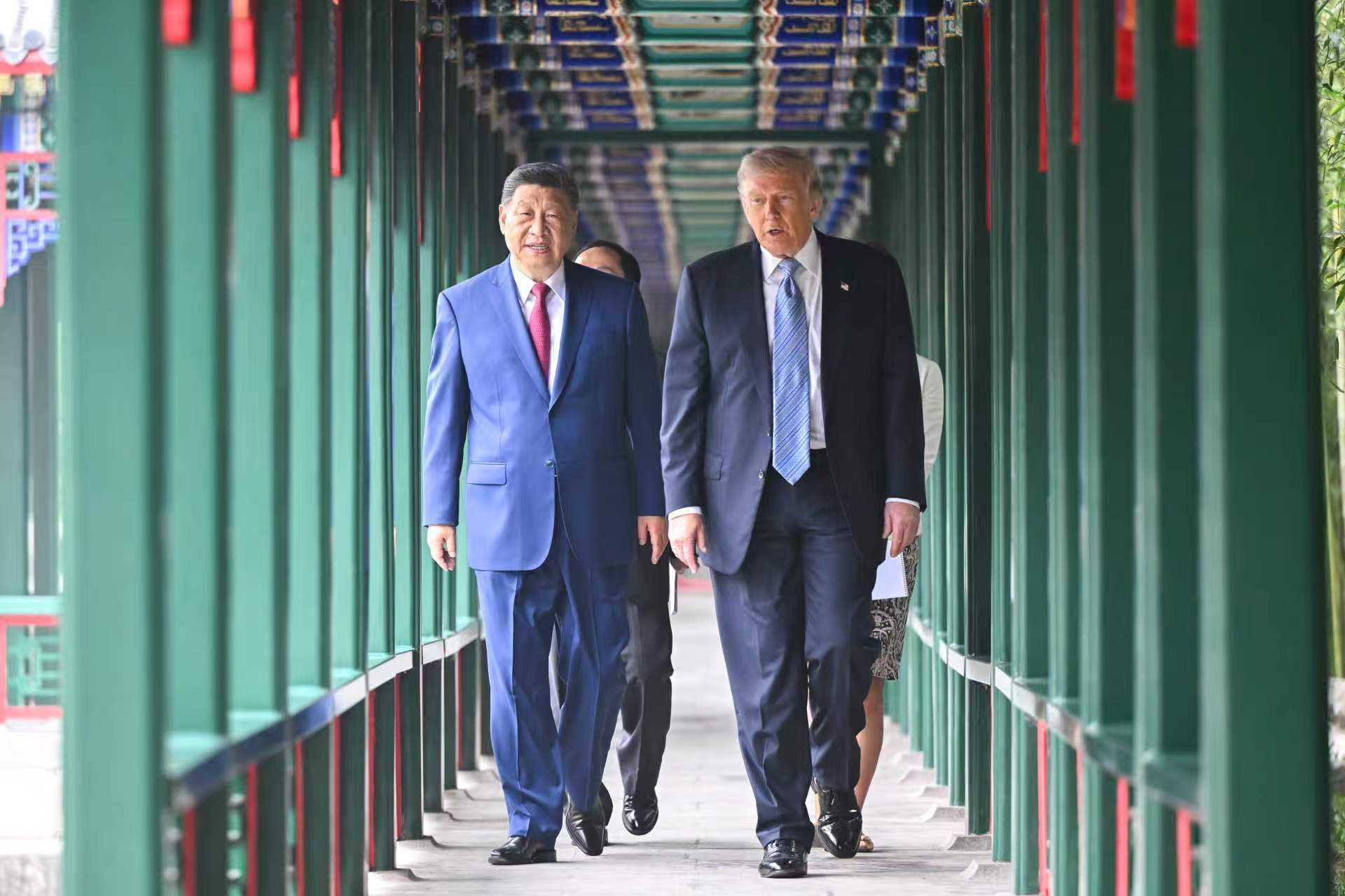 El president xinès, Xi Jinping (esquerra), i el president dels Estats Units, Donald Trump (dreta), caminen plegats a Zhongnanhai, a Pequín, ahir (fotografia: Ministeri d'Afers Exteriors de la Xina/Efe).