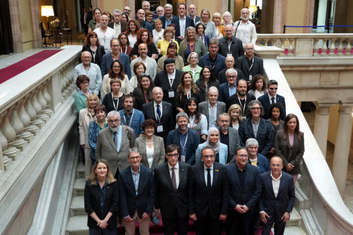 El govern i representants del tercer sector després de l'aprovació de la