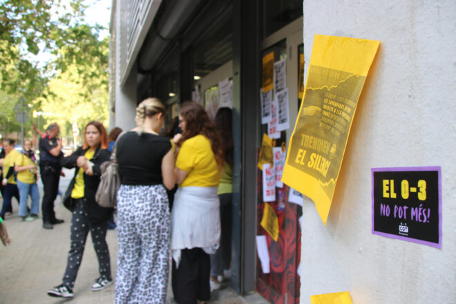 Professionals d’escoles bressol irrompen a la seu del PSC per exigir un finançament públic i estable