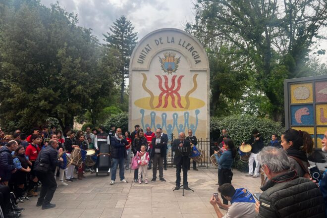 El Correllengua Agermanat completa el recorregut històric davant el monument a la unitat de la llengua a l’Alguer