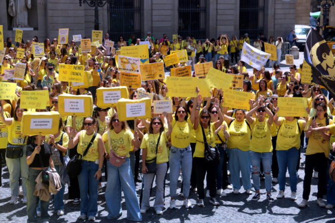 Lliuren 76.000 signatures al parlament per reclamar millores a les escoles bressol