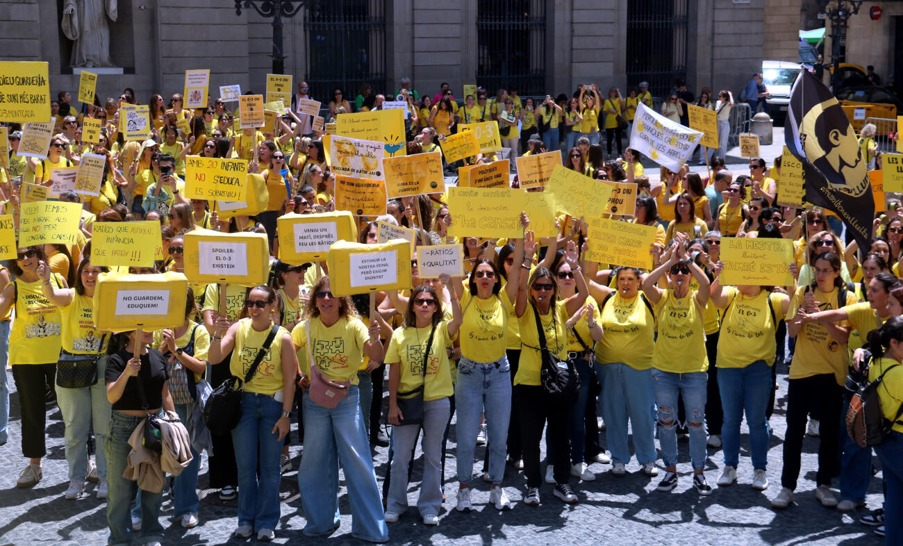 Lliuren 76.000 signatures al parlament per reclamar millores a les escoles bressol