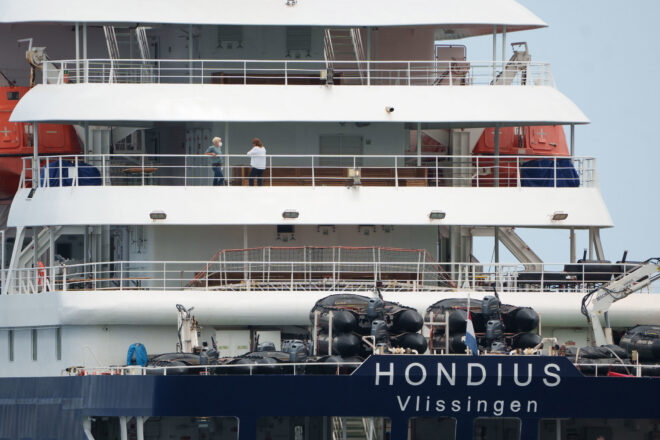 El creuer MV Hondius atraca finalment al port canari de Granadilla