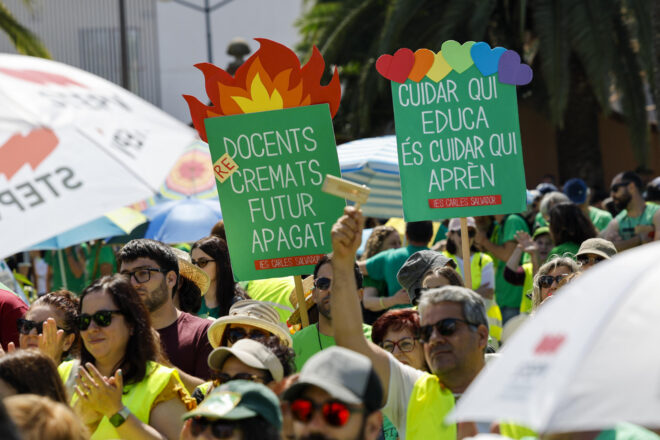 Els sindicats educatius refusen l’acord de la consellera Ortí en una reunió de només onze minuts