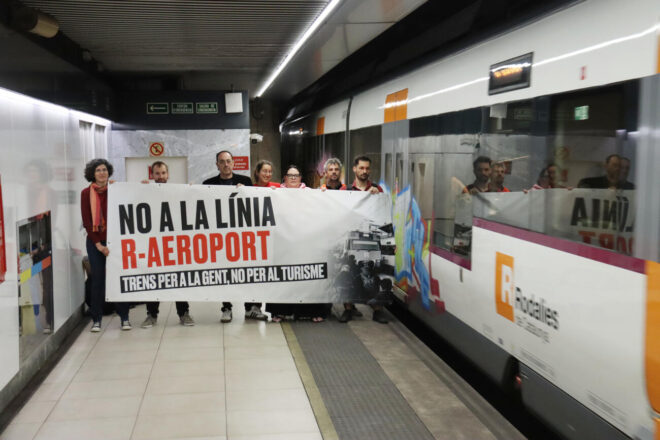 Usuaris de Rodalia protesten contra la R-Aeroport: “És una línia prèmium per a turistes en un túnel que està al límit”