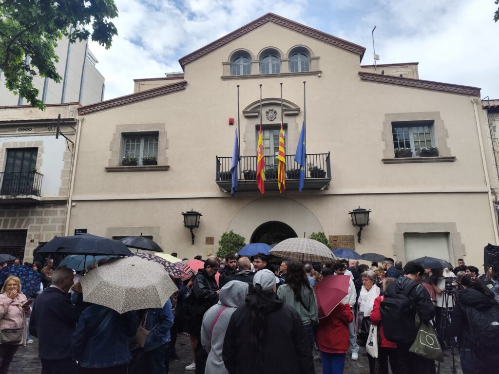 [VÍDEO] Crits i tensió en el minut de silenci a Esplugues de Llobregat