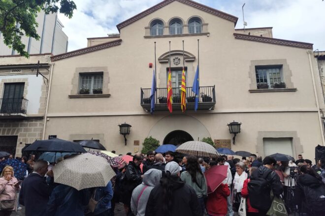 [VÍDEO] Crits i tensió en el minut de silenci a Esplugues de Llobregat