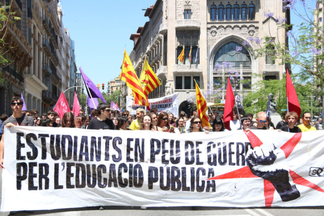 Uns 150 estudiants “en peu de guerra” es manifesten per l’educació pública a Barcelona