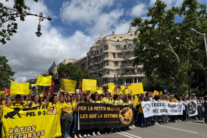 Educadors i treballadors d’escoles bressol es manifesten a Barcelona per exigir més recursos i abaixar les ràtios
