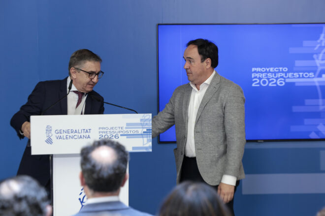 El Consell presenta el pressupost enmig de la pressió dels docents concentrats al carrer