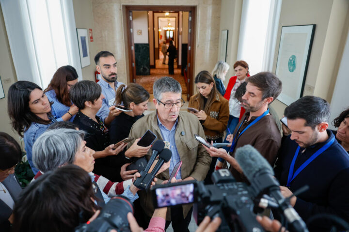 Patxi López, portaveu del PSOE, atenent els mitjans de comunicació (fotografia: EFE / Mariscal).